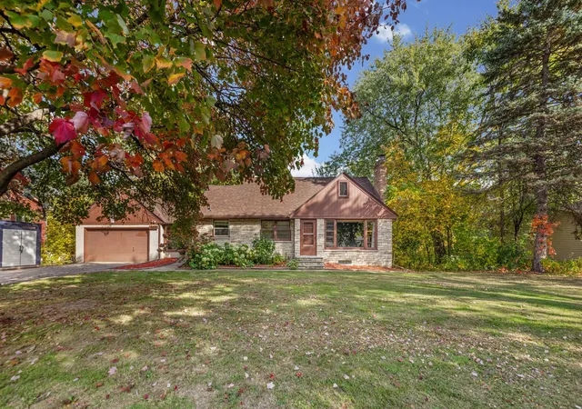 Photo 4 of Single family home for sale at 609 Silver Lake Rd NW, Saint Paul, MN 55112 | MLS# 7157947 | Listing updated on 2026-10-23