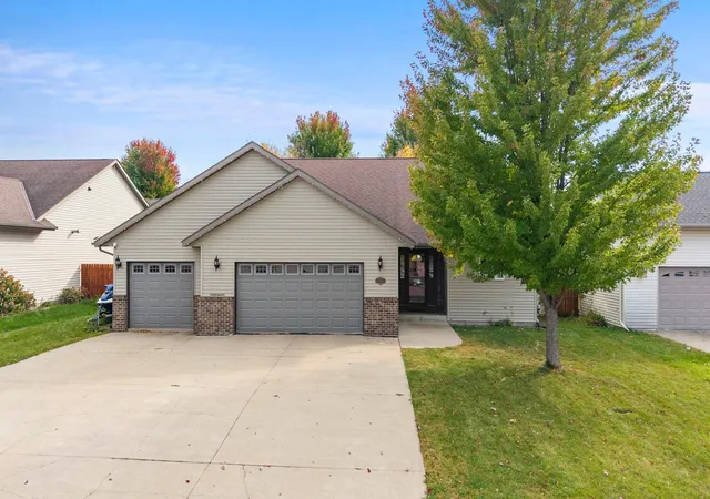 Photo 2 of Single family home for sale at 113 Quinion Dr, Mankato, MN 56001 | MLS# 7157975 | Listing updated on 2026-10-16