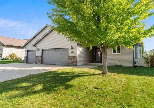 Photo 3 of Single family home for sale at 113 Quinion Dr, Mankato, MN 56001 | MLS# 7157975 | Listing updated on 2026-10-16