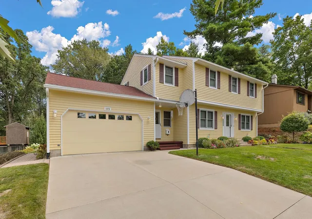 Photo 2 of Single family home for sale at 1575 Woodland Dr, Red Wing, MN 55066 | MLS# 7158043 | Listing updated on 2026-10-29