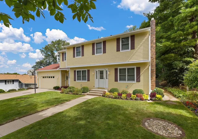Photo 3 of Single family home for sale at 1575 Woodland Dr, Red Wing, MN 55066 | MLS# 7158043 | Listing updated on 2026-10-29