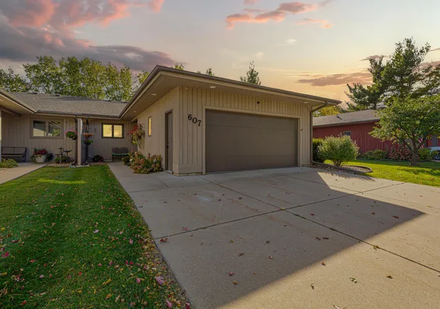Photo 2 of Townhouse for sale at 607 Zanmiller Dr, Northfield, MN 55057 | MLS# 7158054 | Listing updated on 2026-10-19
