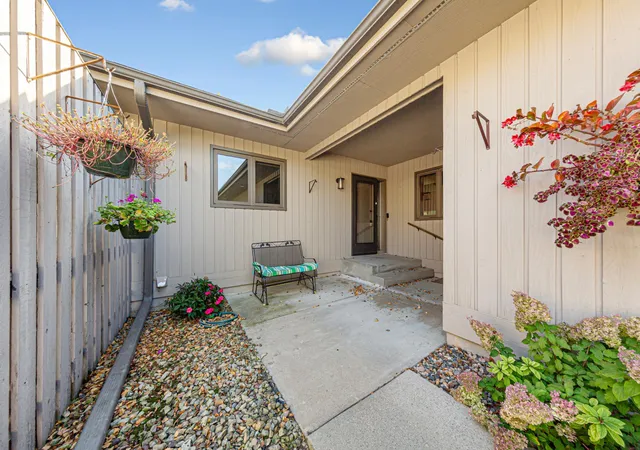 Photo 3 of Townhouse for sale at 607 Zanmiller Dr, Northfield, MN 55057 | MLS# 7158054 | Listing updated on 2026-10-19
