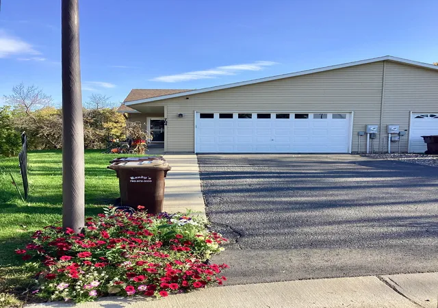 Photo 1 of Townhouse for sale at 704 Reo Rd, Watertown, MN 55388 | MLS# 7158092 | Listing updated on 2026-10-10