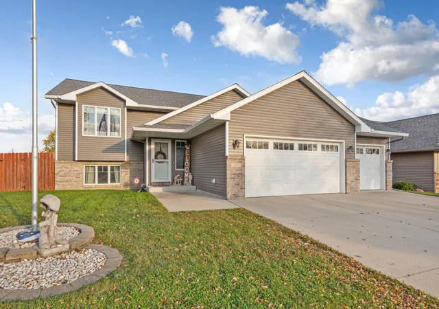 Photo 1 of Single family home for sale at 224 Creekside Dr, Eagle Lake, MN 56024 | MLS# 7158104 | Listing updated on 2026-10-22
