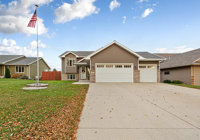 Photo 2 of Single family home for sale at 224 Creekside Dr, Eagle Lake, MN 56024 | MLS# 7158104 | Listing updated on 2026-10-22