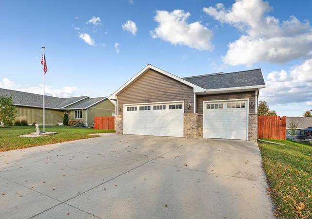 Photo 3 of Single family home for sale at 224 Creekside Dr, Eagle Lake, MN 56024 | MLS# 7158104 | Listing updated on 2026-10-22