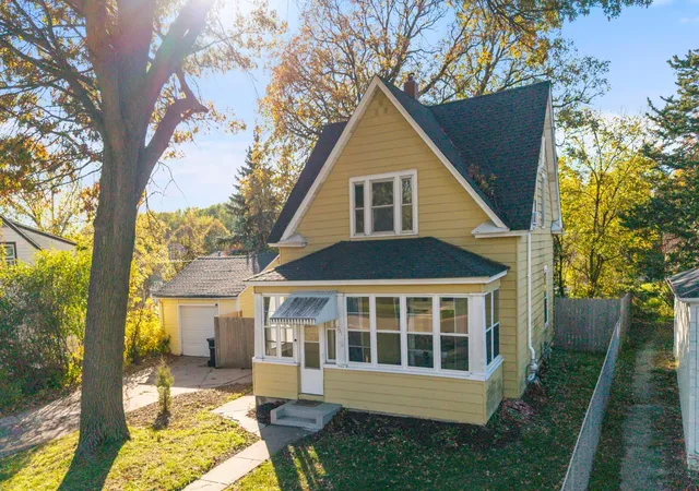 Photo 1 of Single family home for sale at 1751 Clarence St, Saint Paul, MN 55109 | MLS# 7158122 | Listing updated on 2026-10-23