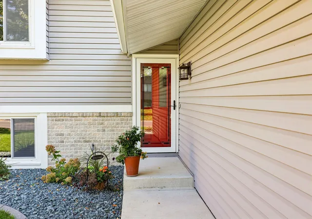 Photo 2 of Single family home for sale at 4292 Eagle Crst Dr, Saint Paul, MN 55122 | MLS# 7158183 | Listing updated on 2026-10-21