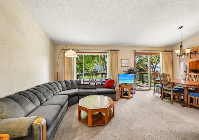 Photo 4 of Single family home for sale at 4292 Eagle Crst Dr, Saint Paul, MN 55122 | MLS# 7158183 | Listing updated on 2026-10-21
