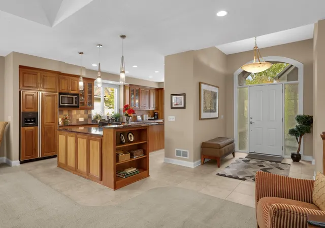 Photo 3 of Townhouse for sale at 124 Stonebridge Rd, Saint Paul, MN 55118 | MLS# 7158199 | Listing updated on 2026-10-18