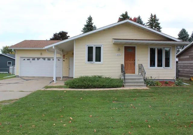 Photo 1 of Single family home for sale at 220 3rd Avenue Ne, Plainview, MN 55964 | MLS# 7158219 | Listing updated on 2026-10-23