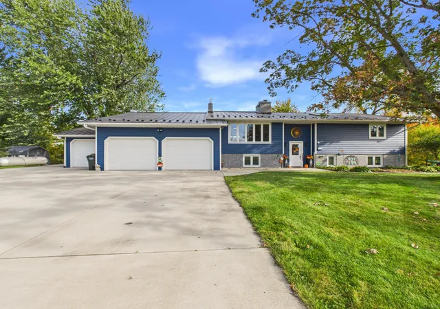 Photo 3 of Single family home for sale at 44538 Saukview Dr, Sauk Centre, MN 56378 | MLS# 7158230 | Listing updated on 2026-10-22