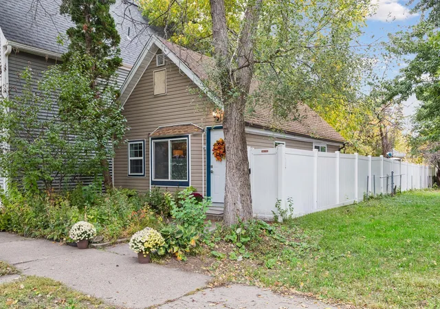 Single family home for sale at 41 King St E, Saint Paul, MN 55107 | MLS# 7158267