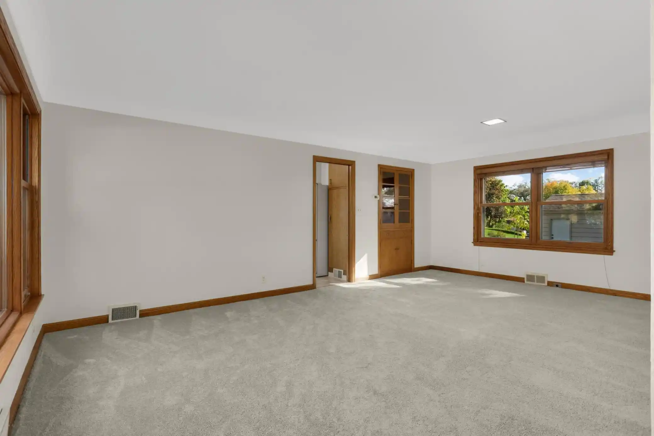 Photo 3 of Single family home for sale at 1208 Hoyt Ave E, Saint Paul, MN 55106 | MLS# 7158297 | Listing updated on 2026-10-23