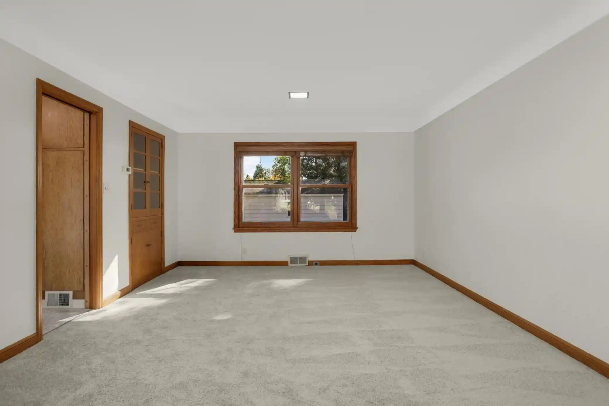 Photo 4 of Single family home for sale at 1208 Hoyt Ave E, Saint Paul, MN 55106 | MLS# 7158297 | Listing updated on 2026-10-23