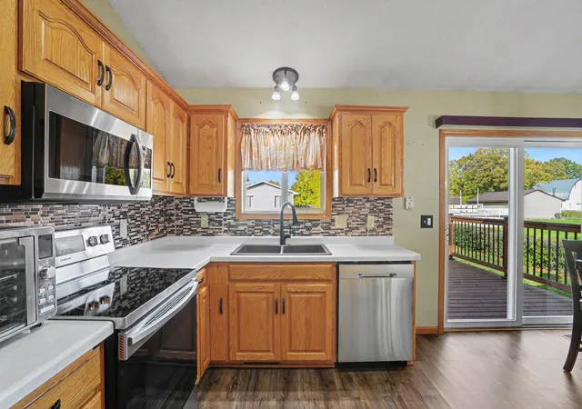 Photo 3 of Single family home for sale at 917 Sellards Dr, Dassel, MN 55325 | MLS# 7158302 | Listing updated on 2026-10-20