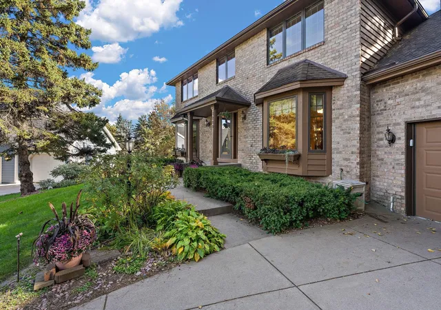 Photo 4 of Single family home for sale at 1289 Donegal Bay, Saint Paul, MN 55125 | MLS# 7158305 | Listing updated on 2026-10-10