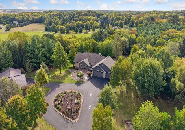 Photo 3 of Single family home for sale at 555 Chinnock Ln, River Falls, WI 54022 | MLS# 7158350 | Listing updated on 2026-10-10