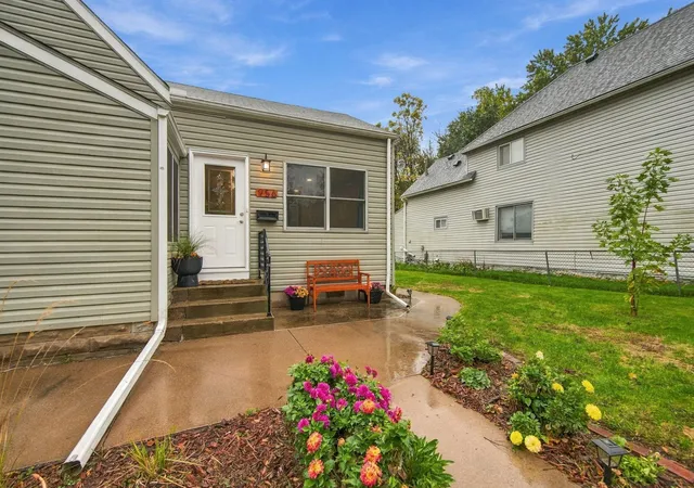 Photo 2 of Single family home for sale at 956 Humboldt Ave, Saint Paul, MN 55118 | MLS# 7158407 | Listing updated on 2026-10-23
