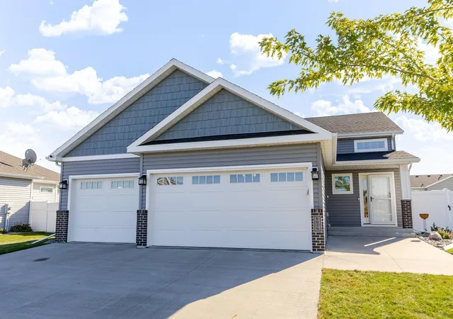 Photo 1 of Single family home for sale at 6059 Autumn Dr S, Fargo, ND 58104 | MLS# 7158461 | Listing updated on 2026-10-27