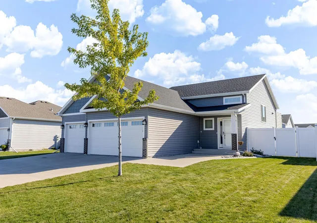 Photo 3 of Single family home for sale at 6059 Autumn Dr S, Fargo, ND 58104 | MLS# 7158461 | Listing updated on 2026-10-27