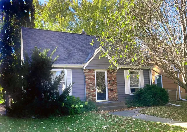 Photo 1 of Single family home for sale at 870 Hoyt Ave W, Saint Paul, MN 55117 | MLS# 7158500 | Listing updated on 2026-10-29