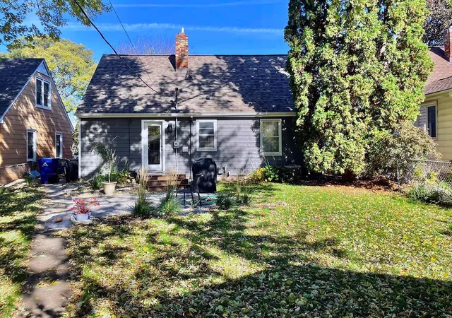 Photo 2 of Single family home for sale at 870 Hoyt Ave W, Saint Paul, MN 55117 | MLS# 7158500 | Listing updated on 2026-10-29