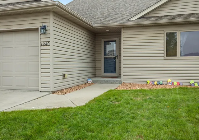 Photo 2 of Single family home for sale at 1240 38th Avenue S, Moorhead, MN 56560 | MLS# 7158513 | Listing updated on 2026-10-18