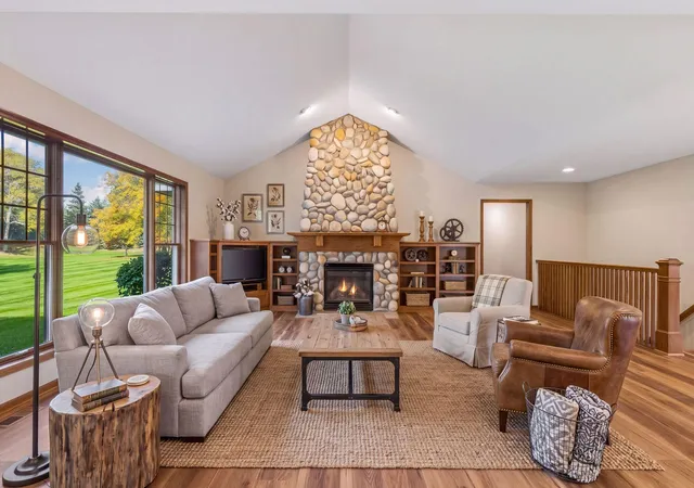 Photo 1 of Single family home for sale at 9813 Wedgewood Cir, Saint Paul, MN 55125 | MLS# 7158558 | Listing updated on 2026-10-21