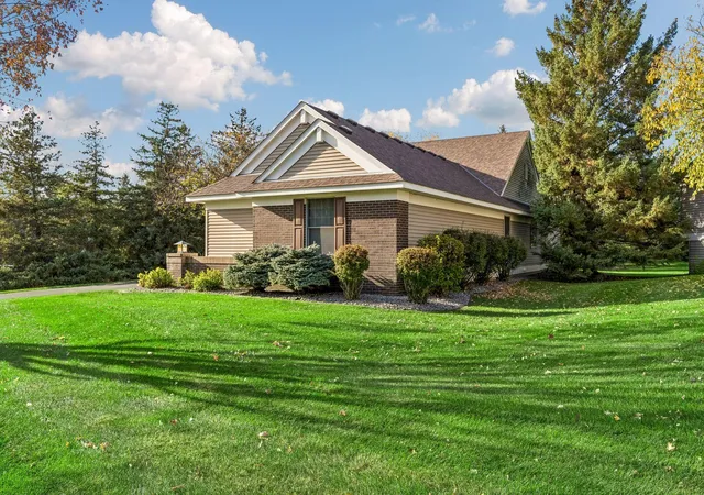 Photo 4 of Single family home for sale at 9813 Wedgewood Cir, Saint Paul, MN 55125 | MLS# 7158558 | Listing updated on 2026-10-21