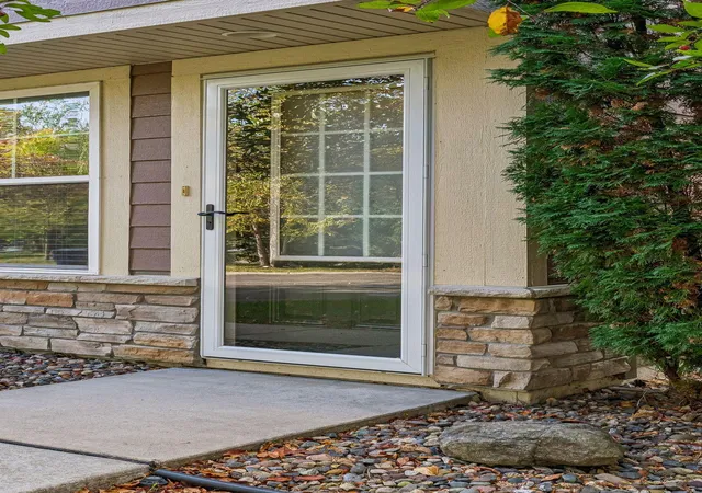 Photo 4 of Single family home for sale at 2117 Cedar Grv Trl, Saint Paul, MN 55122 | MLS# 7158570 | Listing updated on 2026-10-21