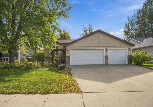 Photo 1 of Single family home for sale at 1115 Sommerset Dr, West Fargo, ND 58078 | MLS# 7158577 | Listing updated on 2026-10-22