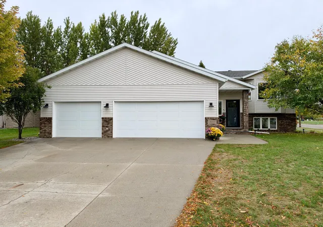 Photo 1 of Single family home for sale at 3001 9th Avenue S, Moorhead, MN 56560 | MLS# 7158588 | Listing updated on 2026-10-21