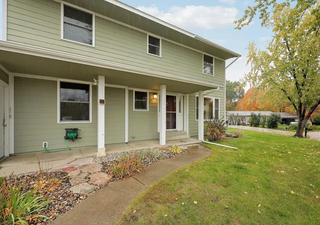 Photo 1 of Single family home for sale at 1440 Valley View Rd, Chaska, MN 55318 | MLS# 7158646 | Listing updated on 2026-10-20