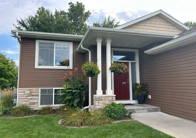 Photo 2 of Single family home for sale at 201 Golden Bear Ln, Zumbrota, MN 55992 | MLS# 7158671 | Listing updated on 2026-10-15