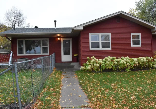 Photo 1 of Single family home for sale at 402 Maple Ln, Moorhead, MN 56560 | MLS# 7158704 | Listing updated on 2026-10-15