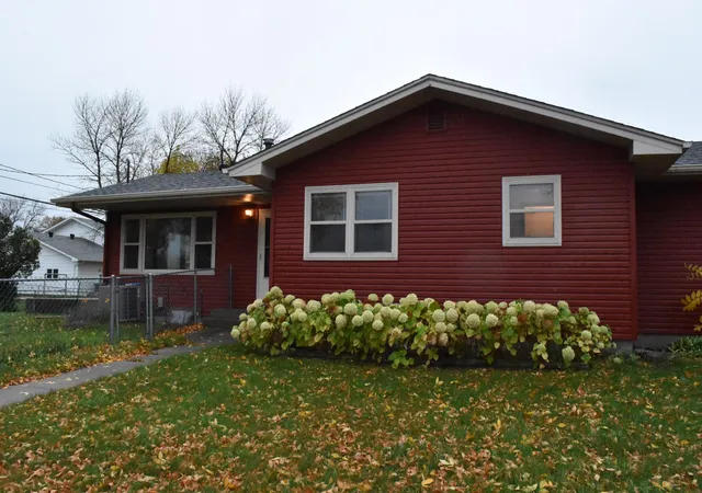 Photo 1 of Single family home for sale at 402 Maple Ln, Moorhead, MN 56560 | MLS# 7158704 | Listing updated on 2026-10-15