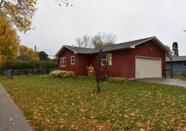 Photo 2 of Single family home for sale at 402 Maple Ln, Moorhead, MN 56560 | MLS# 7158704 | Listing updated on 2026-10-15