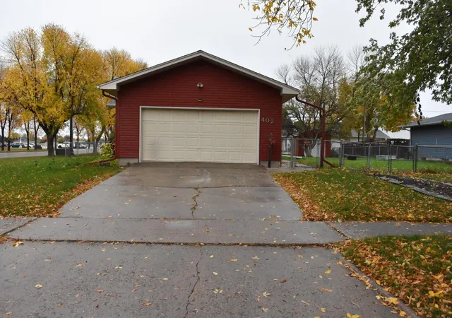 Photo 3 of Single family home for sale at 402 Maple Ln, Moorhead, MN 56560 | MLS# 7158704 | Listing updated on 2026-10-15