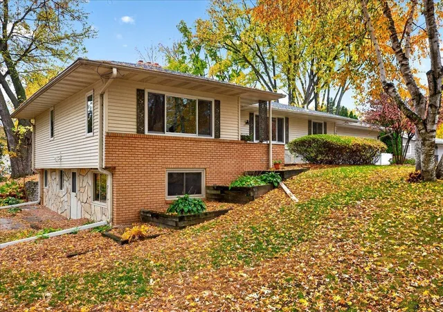 Photo 3 of Single family home for sale at 12916 Harmony Cir, Burnsville, MN 55337 | MLS# 7158709 | Listing updated on 2026-10-29