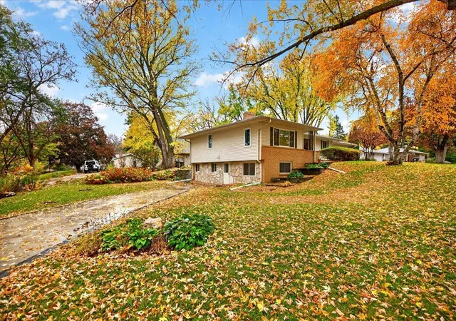 Photo 4 of Single family home for sale at 12916 Harmony Cir, Burnsville, MN 55337 | MLS# 7158709 | Listing updated on 2026-10-29
