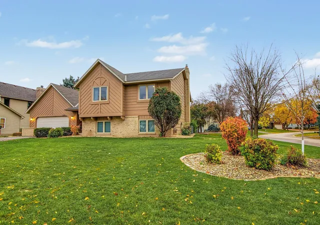 Photo 1 of Single family home for sale at 16556 Illinois Ave, Lakeville, MN 55044 | MLS# 7158712 | Listing updated on 2026-10-29