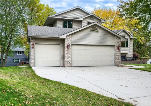Photo 3 of Single family home for sale at 1317 Schooner Ct, Saint Paul, MN 55125 | MLS# 7158772 | Listing updated on 2026-10-22