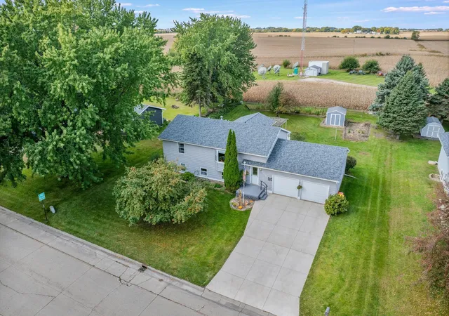 Photo 1 of Single family home for sale at 906 Summit Dr, Fairmont, MN 56031 | MLS# 7158870 | Listing updated on 2026-10-16