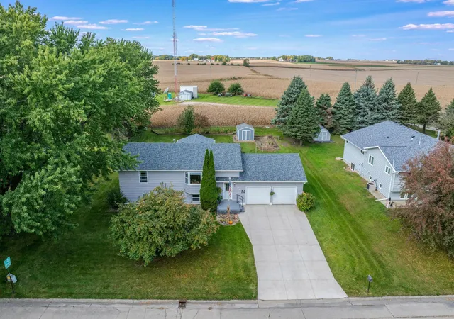 Photo 2 of Single family home for sale at 906 Summit Dr, Fairmont, MN 56031 | MLS# 7158870 | Listing updated on 2026-10-16
