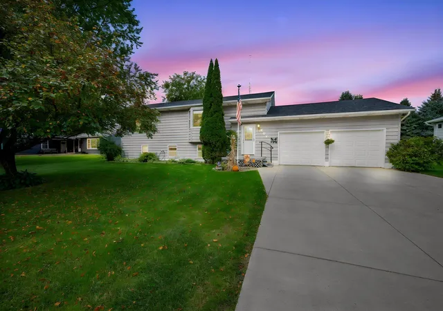 Photo 3 of Single family home for sale at 906 Summit Dr, Fairmont, MN 56031 | MLS# 7158870 | Listing updated on 2026-10-16