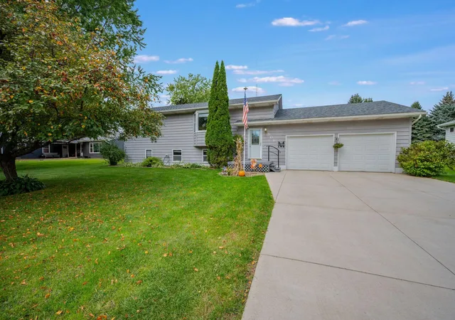 Photo 4 of Single family home for sale at 906 Summit Dr, Fairmont, MN 56031 | MLS# 7158870 | Listing updated on 2026-10-16