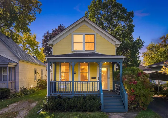 Single family home for sale at 414 Banfil St, Saint Paul, MN 55102 | MLS# 7158998