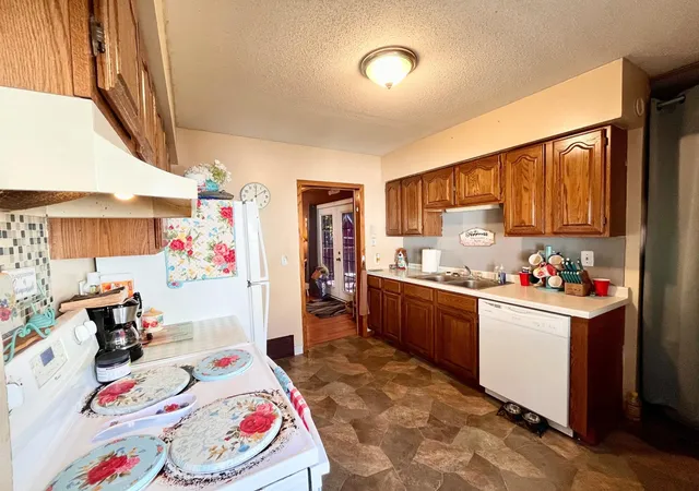 Photo 4 of Single family home for sale at 904 3rd Street SW, Willmar, MN 56201 | MLS# 7159012 | Listing updated on 2026-10-21